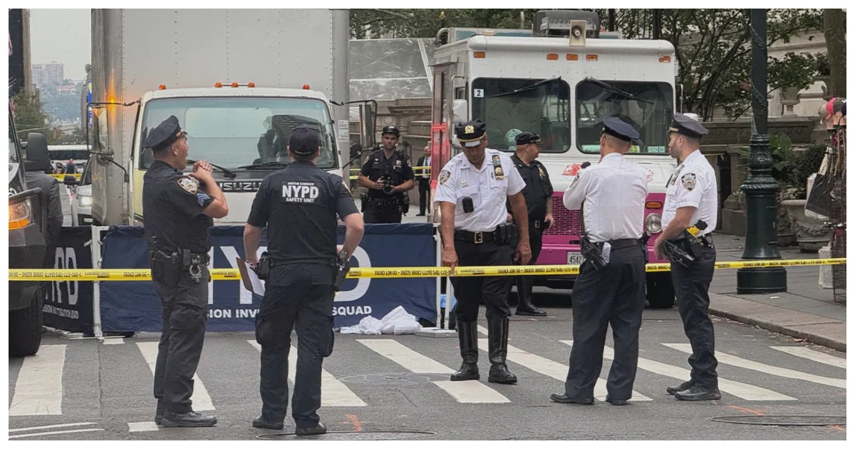 ঘটনাস্থল ঘিরে রেখেছে পুলিশ। ছবি: ডেইলি নিউজ